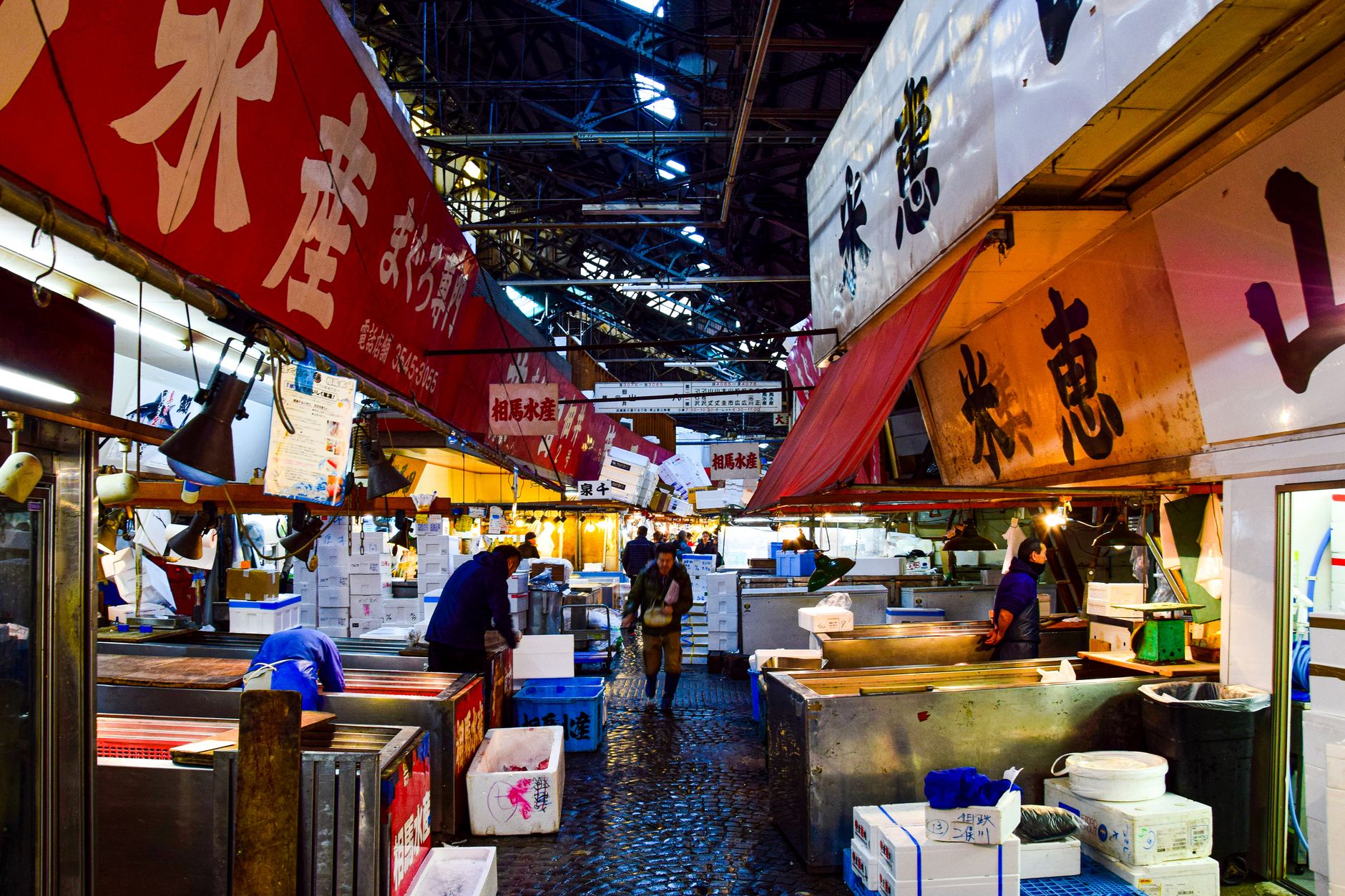 Tokyo's Secret Breakfast Scene: 7 Dishes Locals Eat at Tsukiji Before 8AM