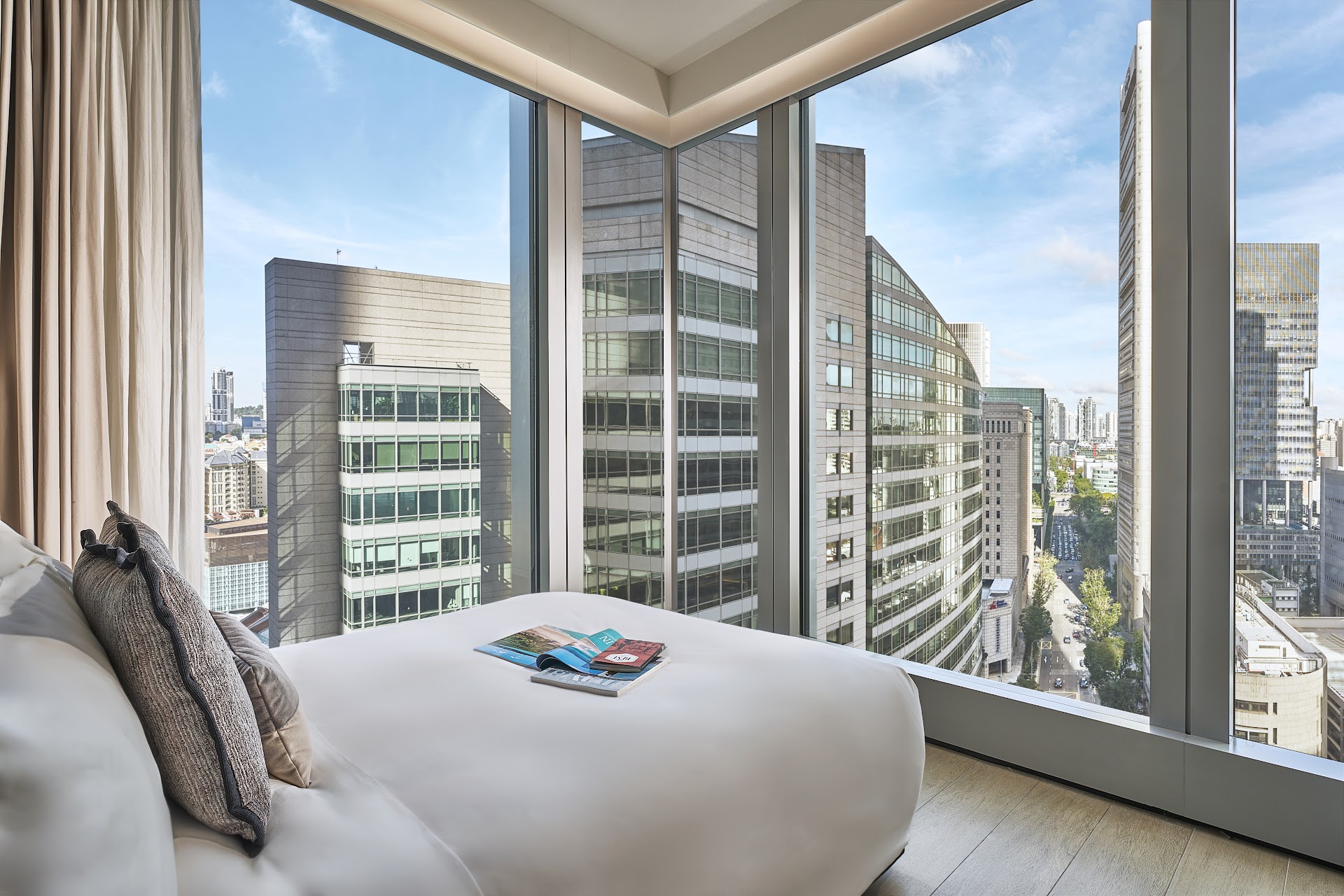 Raffles Singapore at 6 a.m. — What an $800 Colonial Suite Actually Feels Like at Dawn