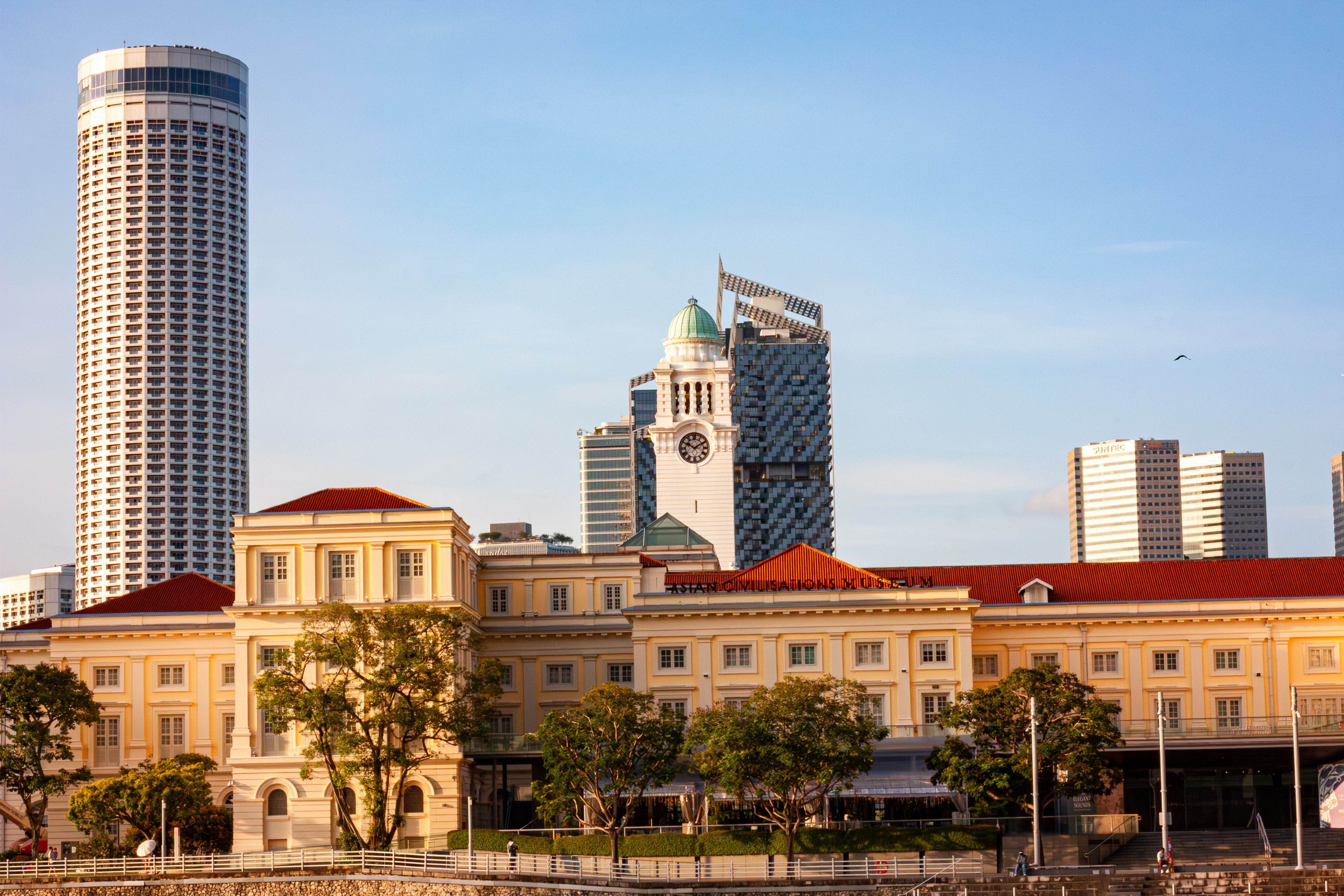 Raffles Singapore at Dawn — The Colonial Courtyard, a $900 Suite, and Whether the Legend Still Earns Its Rate